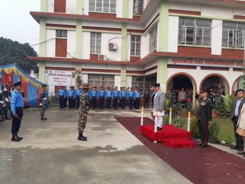 ७० औँ प्रजातन्त्र दिवसको अवसरमा माननीय प्रदेश प्रमुखलाई सलामी अर्पण गर्दै 